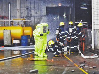 8吨氨气罐泄漏事故 看消防员身着重型防化服排险