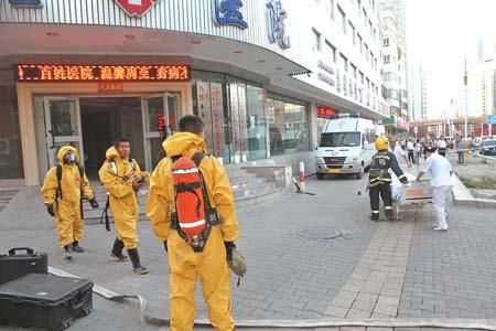 乌鲁木齐一医院二氧化氯泄漏 消防人员佩防化服排险